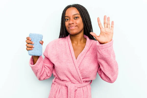 Ung Afroamerikansk Kvinna Håller Svamp Isolerad Blå Bakgrund Ler Glad — Stockfoto