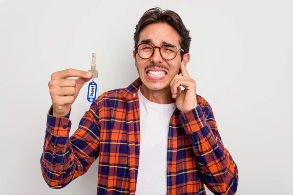 Mladý Hispánec Muž Drží Doma Klíče Izolované Bílém Pozadí Zakrývající — Stock fotografie