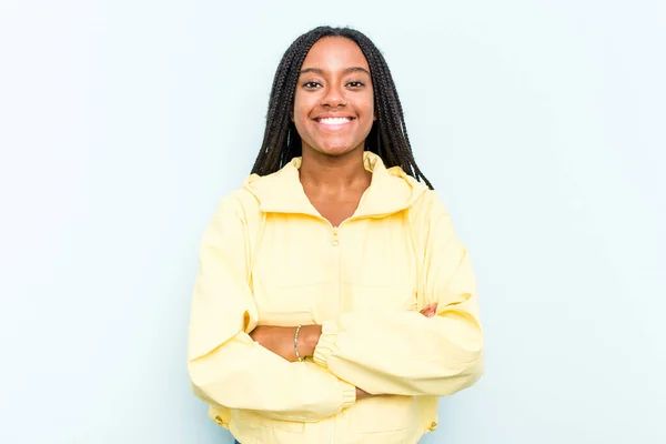 Mavi Arka Planda Saç Örgüsü Olan Genç Afrikalı Amerikalı Bir — Stok fotoğraf