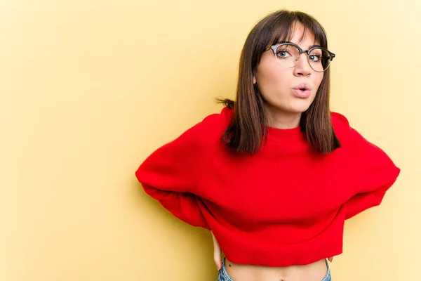 Jonge Blanke Vrouw Geïsoleerd Gele Achtergrond Wordt Geschokt Door Iets — Stockfoto