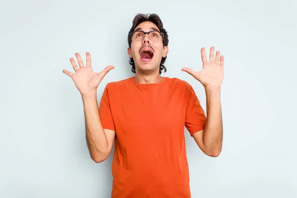 Young Hispanic Man Isolated Blue Background Screaming Sky Looking Frustrated — Stock Photo, Image