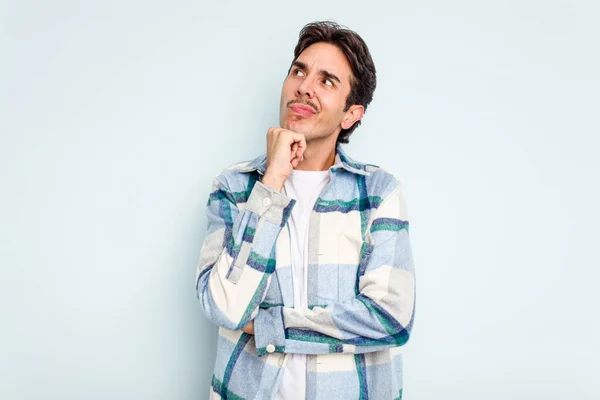 Young Hispanic Man Isolated Blue Background Thinking Looking Being Reflective — Stock Photo, Image