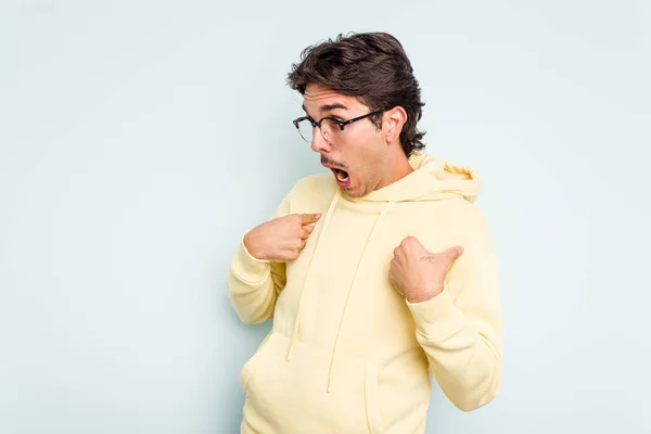 Young Hispanic Man Isolated Blue Background Surprised Pointing Finger Smiling — Stock Photo, Image