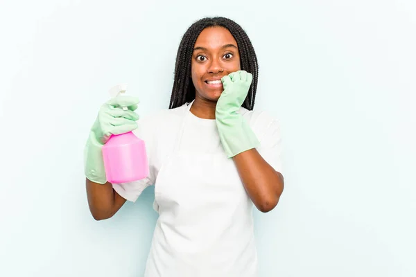 年轻的非洲裔美国清洁妇女 被蓝色背景隔离 咬着指甲 神经紧张 非常焦虑 — 图库照片