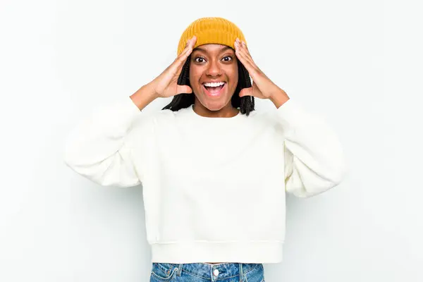 Jovem Afro Americana Isolada Fundo Branco Recebendo Uma Agradável Surpresa — Fotografia de Stock