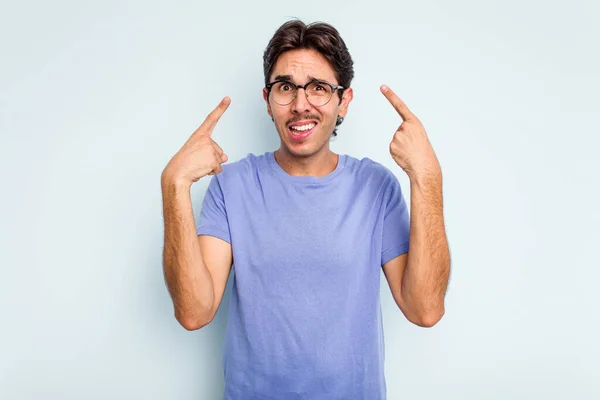 Young Hispanic Man Isolated Blue Background Showing Disappointment Gesture Forefinger — ストック写真