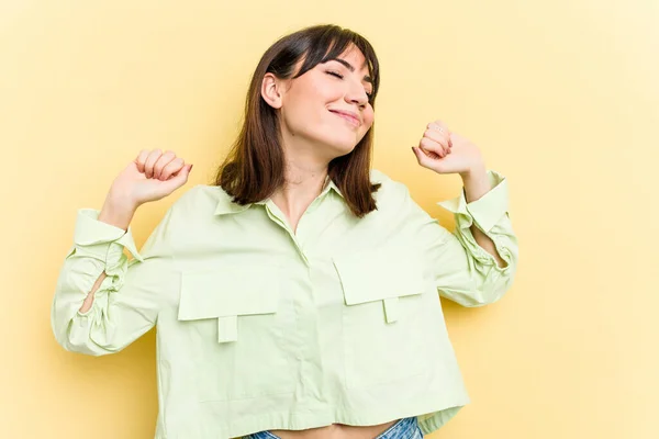 Young Caucasian Woman Isolated Yellow Background Stretching Arms Relaxed Position — Stock Photo, Image