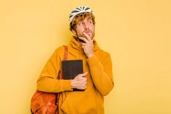 Jonge Student Man Met Een Helm Fiets Geïsoleerd Gele Achtergrond — Stockfoto