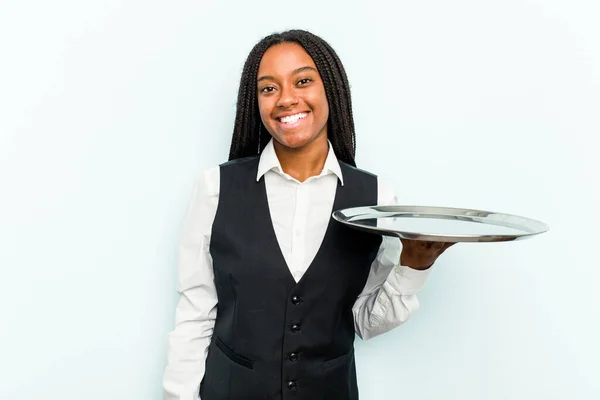 Jovem Garçonete Afro Americana Segurando Uma Bandeja Isolada Fundo Azul — Fotografia de Stock