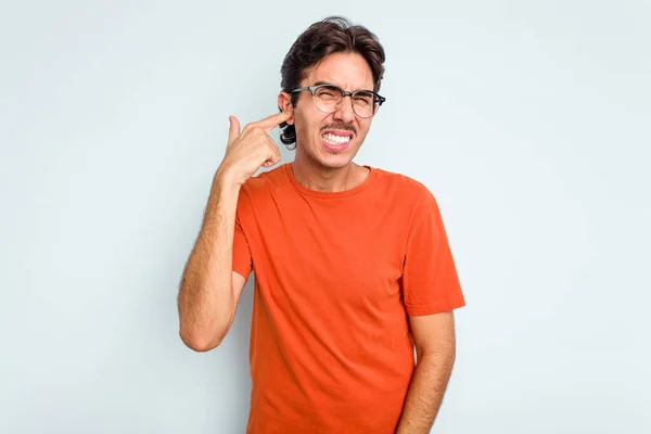 Young Hispanic Man Isolated Blue Background Covering Ears Hands — Stock Photo, Image