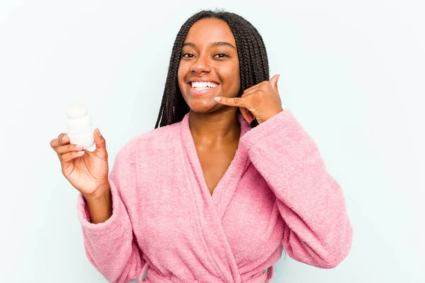 Joven Mujer Afroamericana Con Albornoz Sosteniendo Desodorante Aislado Sobre Fondo — Foto de Stock