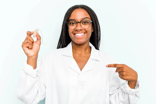 Genç Afrikalı Amerikalı Otorhinolarygolog Bir Kadın Mavi Arka Planda Izole — Stok fotoğraf
