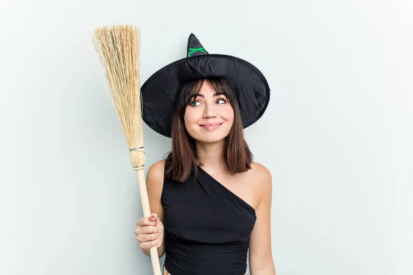 Giovane Donna Caucasica Vestita Strega Che Tiene Una Scopa Isolata — Foto Stock