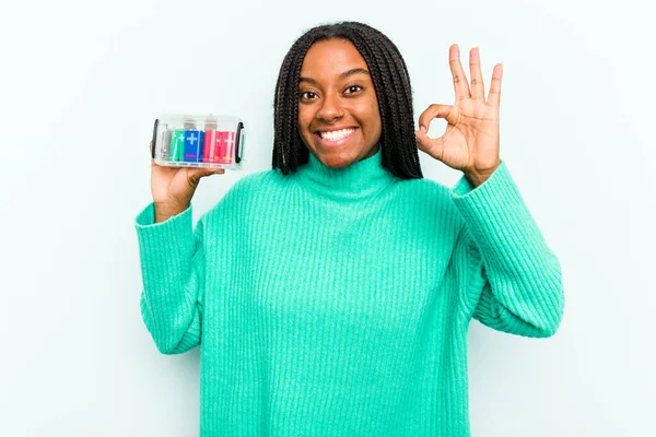 Jovem Afro Americana Segurando Caixa Bateria Isolada Fundo Azul Alegre — Fotografia de Stock