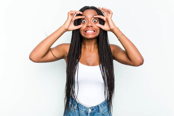 Mladý Africký Američan Žena Izolované Bílém Pozadí Udržet Oči Otevřené — Stock fotografie