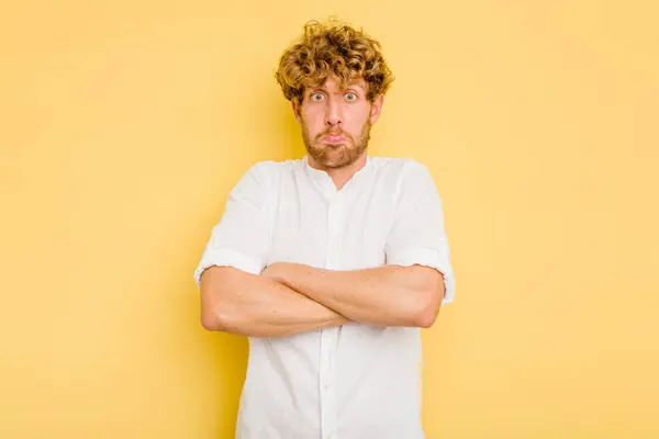 Young Caucasian Man Isolated Yellow Background Shrugs Shoulders Open Eyes — Stock Photo, Image