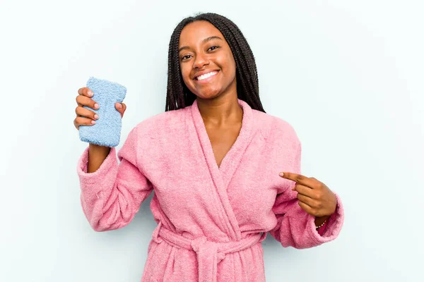 Mladá Afroameričanka Drží Houbu Izolované Modrém Pozadí Osoba Ukazuje Ručně — Stock fotografie