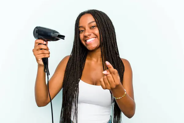 Joven Mujer Afroamericana Sosteniendo Secador Pelo Aislado Sobre Fondo Azul — Foto de Stock