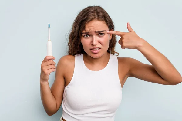 Elinde Elektrikli Diş Fırçası Olan Beyaz Bir Kadın Işaret Parmağıyla — Stok fotoğraf