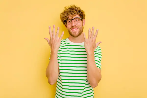 Jovem Caucasiano Isolado Fundo Amarelo Mostrando Número Dez Com Mãos — Fotografia de Stock