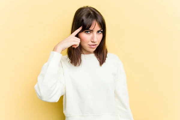 Young Caucasian Woman Isolated Yellow Background Pointing Temple Finger Thinking — Stock Photo, Image