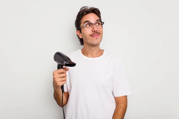 Jonge Spaanse Man Met Een Haardroger Geïsoleerd Witte Achtergrond Dromen — Stockfoto