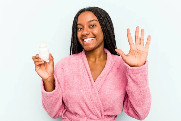 Jonge Afro Amerikaanse Vrouw Draagt Badjas Met Een Deodorant Geïsoleerd — Stockfoto