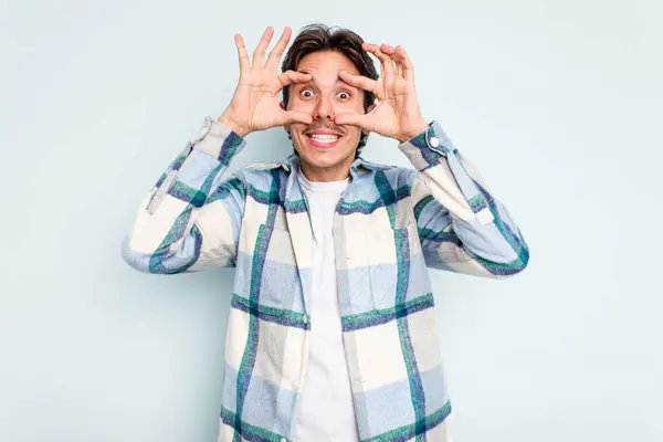 Ung Latinamerikansk Man Isolerad Blå Bakgrund Hålla Ögonen Öppna För — Stockfoto