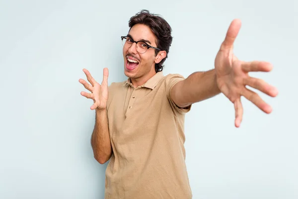 Ung Latinamerikansk Man Isolerad Blå Bakgrund Känns Säker Att Kram — Stockfoto