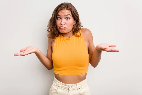 Mulher Caucasiana Jovem Isolado Fundo Azul Duvidar Ombros Encolhendo Gesto — Fotografia de Stock