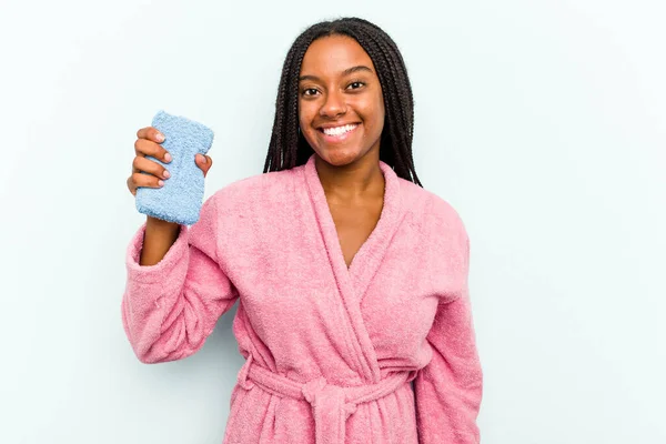 Mavi Arka Planda Sünger Tutan Genç Afrikalı Amerikalı Kadın Mutlu — Stok fotoğraf