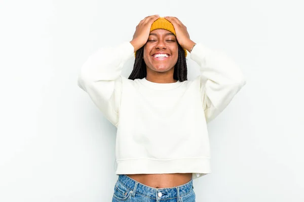 Jovem Afro Americana Isolada Fundo Branco Alegremente Mantendo Mãos Cabeça — Fotografia de Stock