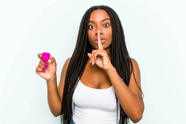 Ung Afroamerikansk Kvinna Håller Menstruation Kopp Isolerad Blå Bakgrund Hålla — Stockfoto