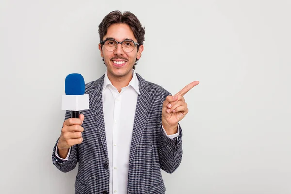 Mladý Hispánský Televizní Moderátor Izolovaný Bílém Pozadí Usmívající Ukazující Stranou — Stock fotografie