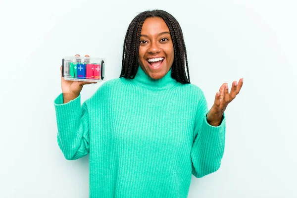 Ung Afroamerikansk Kvinna Håller Batterilåda Isolerad Blå Bakgrund Får Trevlig — Stockfoto