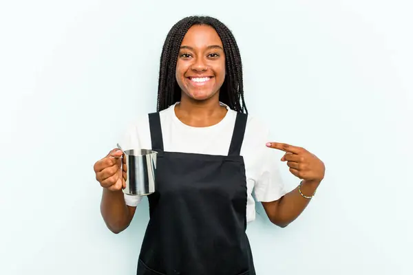 Genç Afrikalı Amerikalı Barista Kadın Mavi Arka Planda Tek Başına — Stok fotoğraf