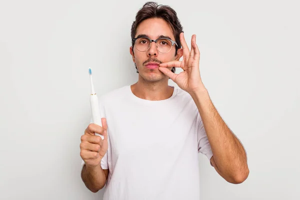 Ung Latinamerikansk Man Håller Elektrisk Tandborste Isolerad Vit Bakgrund Med — Stockfoto