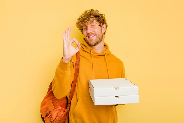 Jovem Estudante Homem Segurando Pizzas Isolado Fundo Amarelo Alegre Confiante — Fotografia de Stock