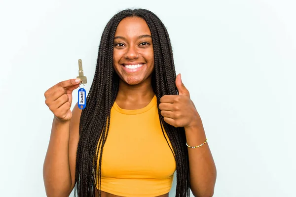 Mladá Afroameričanka Drží Domácí Klíče Izolované Modrém Pozadí Úsměvem Zvednutím — Stock fotografie