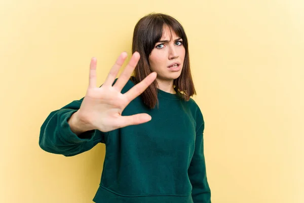 Young Caucasian Woman Isolated Yellow Background Being Shocked Due Imminent — Stock Photo, Image
