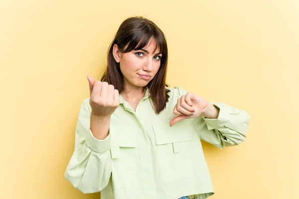 Young Caucasian Woman Isolated Yellow Background Showing She Has Money — Stock Photo, Image