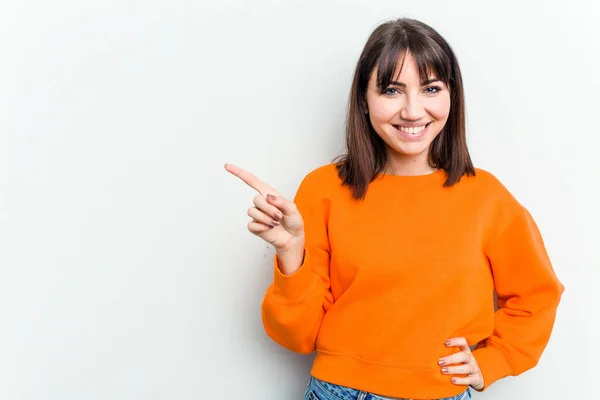 Jovem Caucasiana Isolada Fundo Branco Sorrindo Alegremente Apontando Com Dedo — Fotografia de Stock