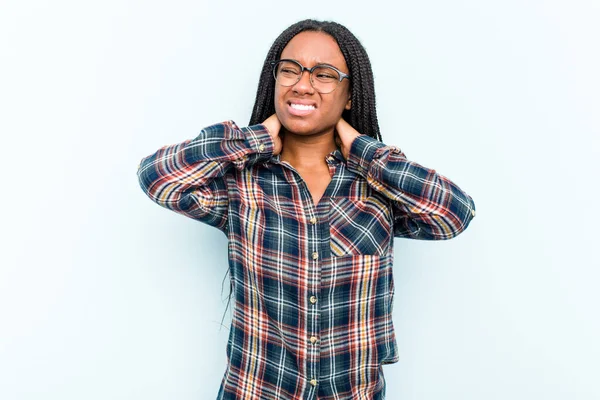 Młoda Afroamerykanka Warkoczami Odizolowana Niebieskim Tle Cierpiąca Ból Szyi Spowodowany — Zdjęcie stockowe