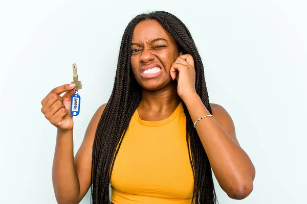 Fiatal Afro Amerikai Kezében Egy Otthoni Kulcsok Elszigetelt Kék Háttér — Stock Fotó