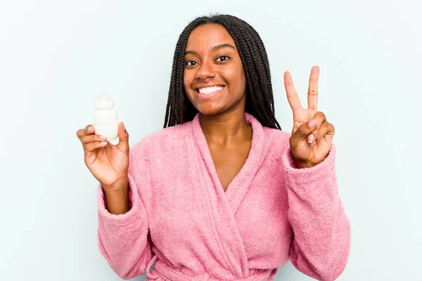 Mladá Afroameričanka Županu Drží Deodorant Izolovaný Modrém Pozadí Ukazující Číslo — Stock fotografie