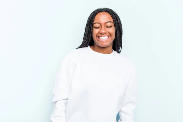 Saçlarını Mavi Arka Planda Örmüş Genç Afrikalı Amerikalı Kadın Gülüyor — Stok fotoğraf