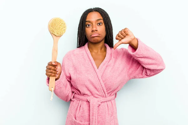 Giovane Donna Afroamericana Possesso Una Spazzola Bagno Isolato Sfondo Blu — Foto Stock