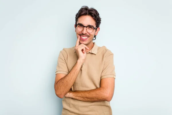 Junger Hispanischer Mann Isoliert Auf Blauem Hintergrund Lächelnd Glücklich Und — Stockfoto