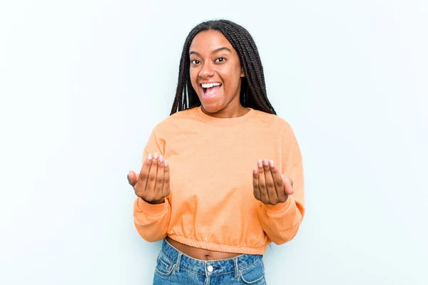 Молодая Афроамериканка Косичками Синем Фоне Указывая Пальцем Тебя Будто Приглашая — стоковое фото