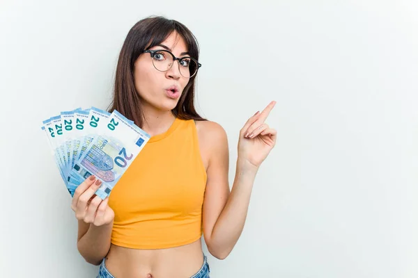 Young Caucasian Woman Holding Banknotes Isolated Blue Background Pointing Side — Stock Photo, Image